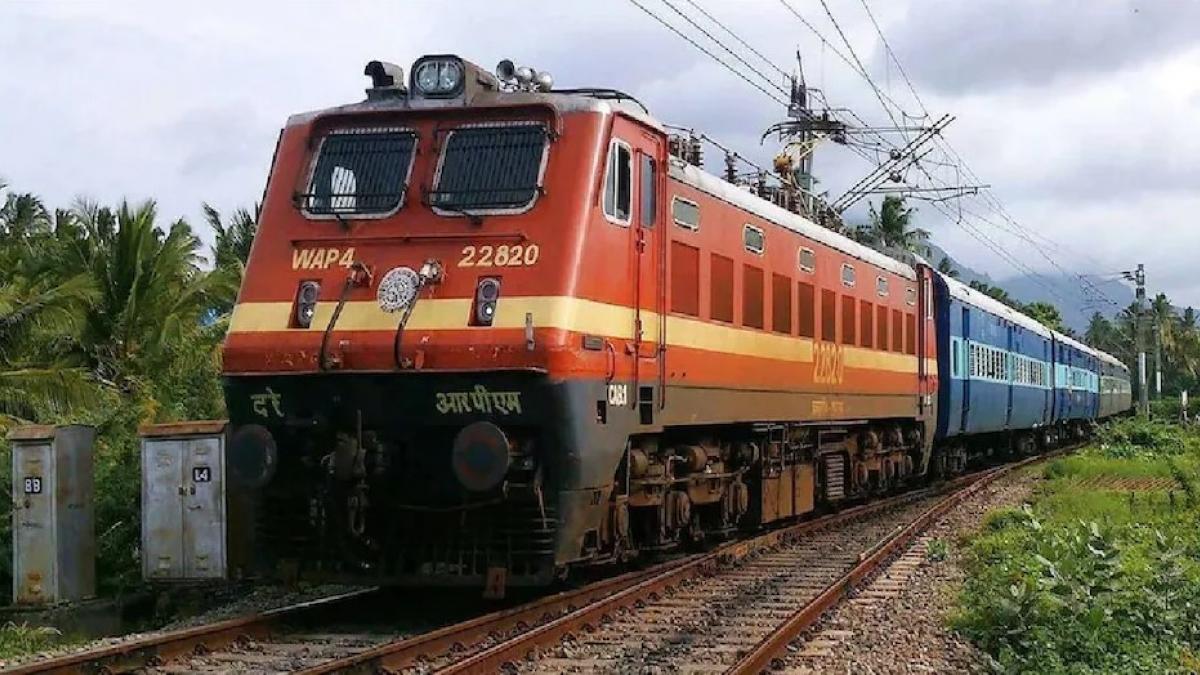 Indian Railways: कोविड के बाद रेलवे ने बनाया नया रिकॉर्ड, यात्री संख्या में कई गुना उछाल, जानें कितनी हुई कमाई