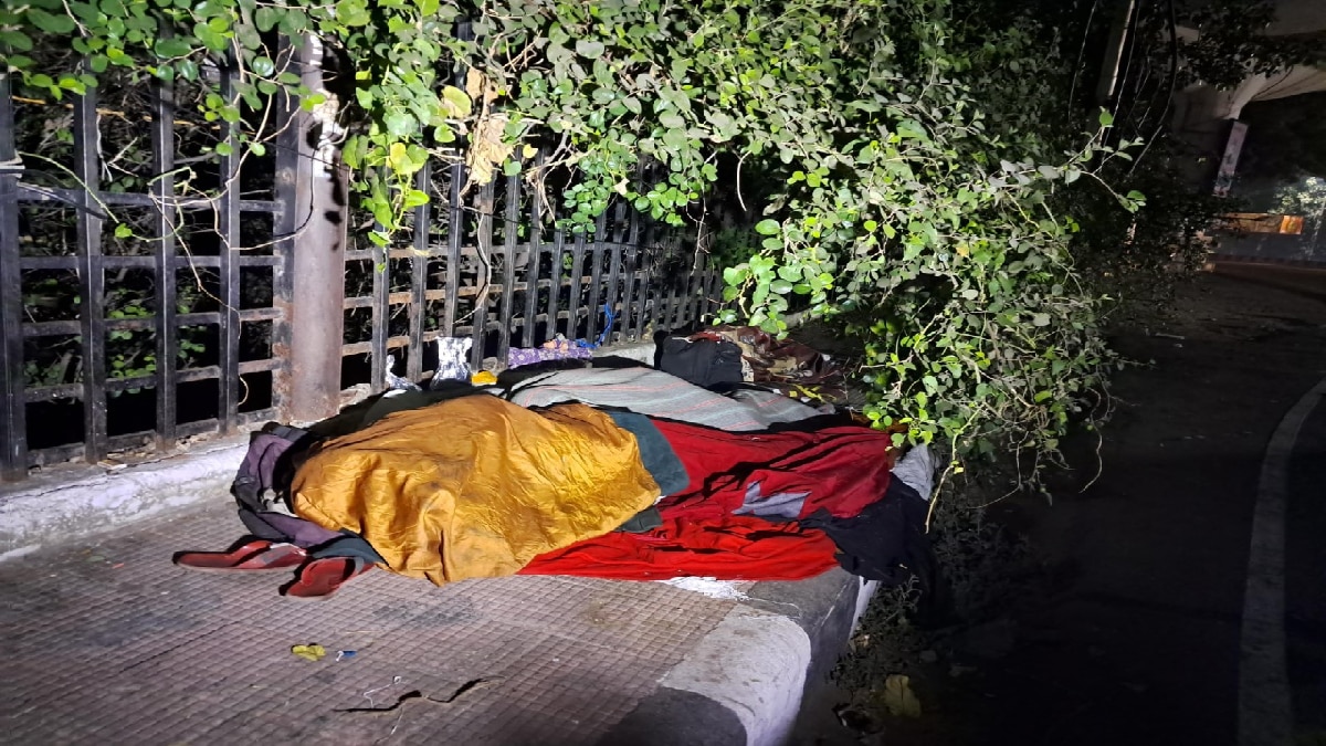 फुटपाथ पर सोते लोग 