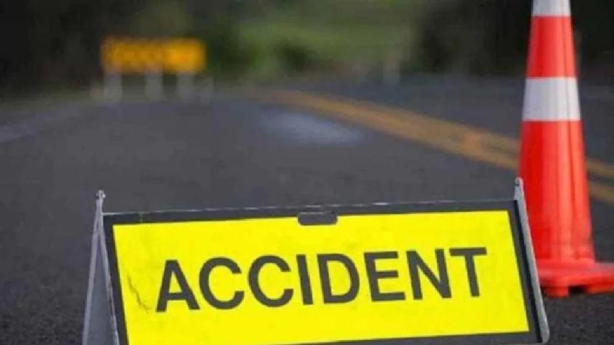 UP: राहगीरों पर पलटी तेज रफ्तार बस, 2 की मौत और 10 घायल