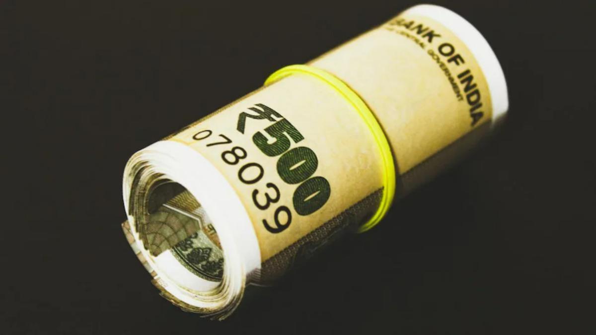 कर्मचारियों को नए साल में मिल सकता है तोहफा, सरकार बढ़ा सकती है सैलरी