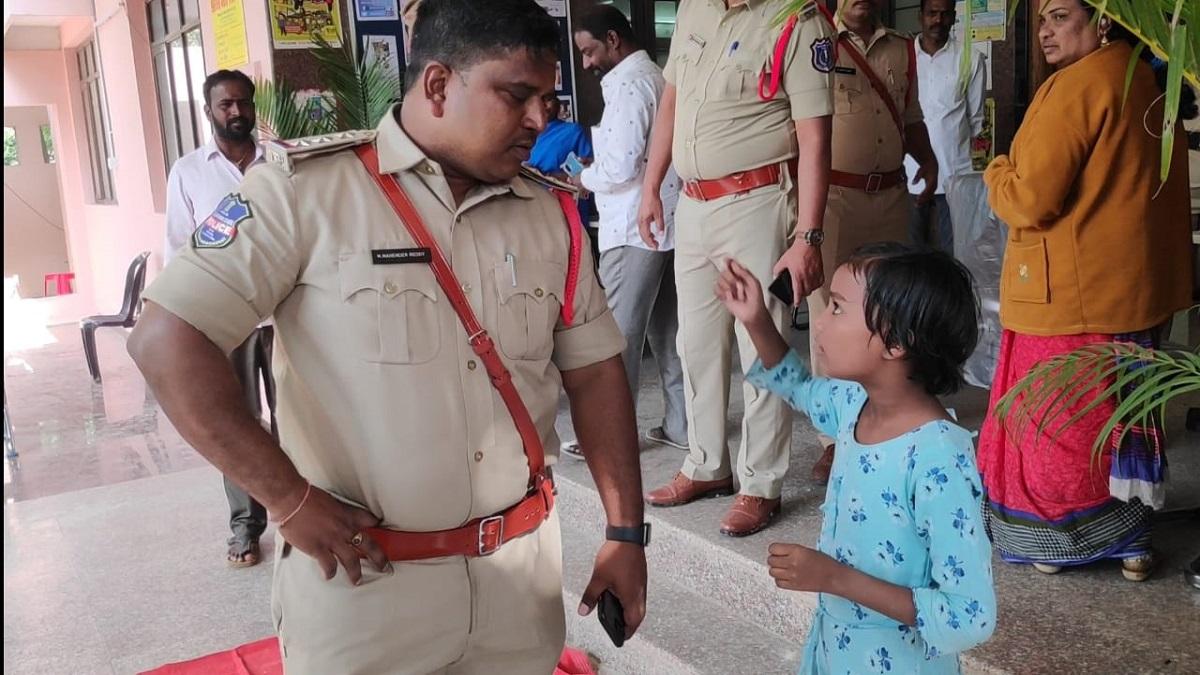 स्कूल की श‍िकायत दर्ज कराने थाने पहुंची बच्ची (Photo: aajtak.in)  