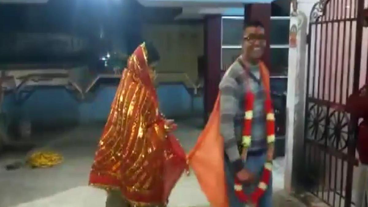 50 साल के टीचर का आया 20 साल की छात्रा पर दिल, दोनों ने रचाई शादी, Video