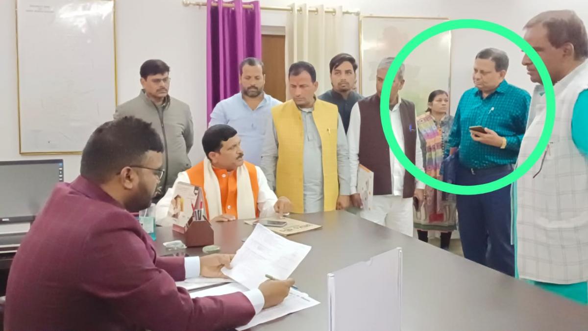 जिला विद्यालय निरीक्षक को फटकार लगाते डीएम प्रेम रंजन सिंह