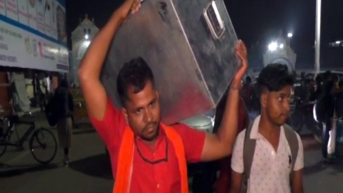 प्रो. योगेश पात्रा (Image: aajtak.in)