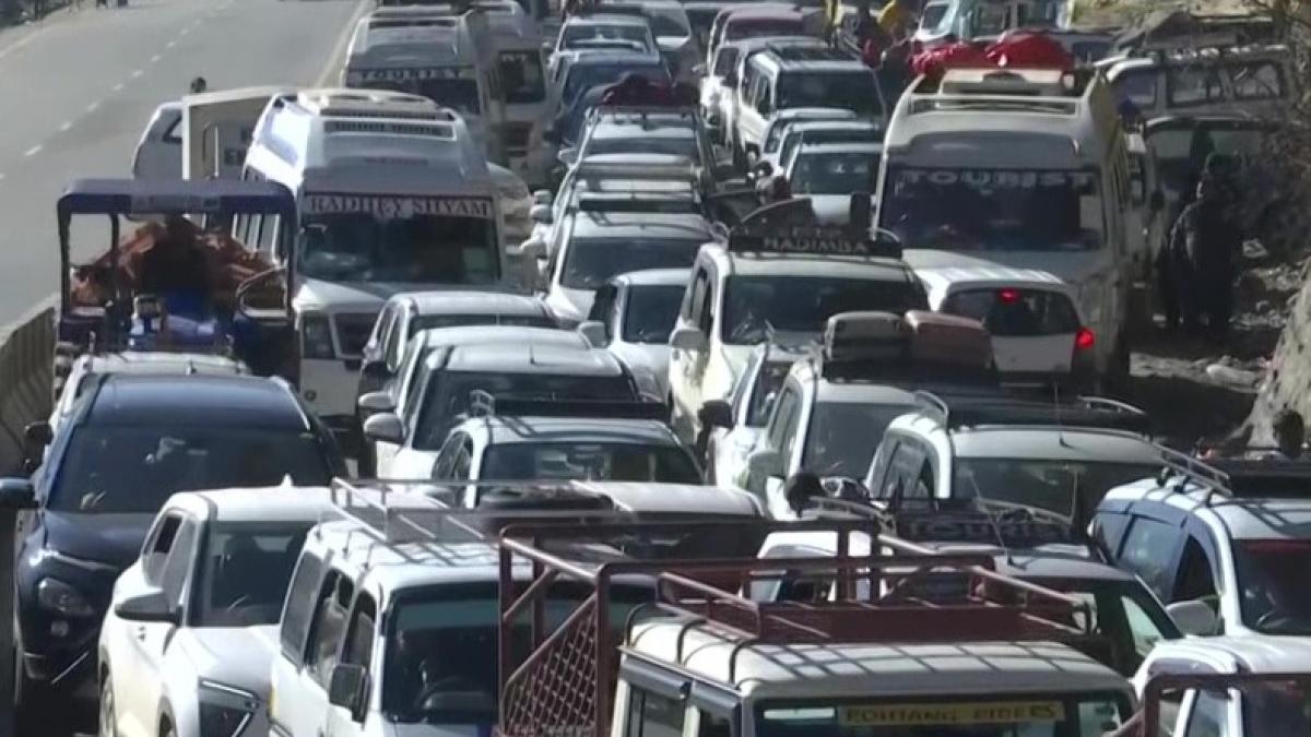 Massive traffic jam in Manali (Photo-ANI)
