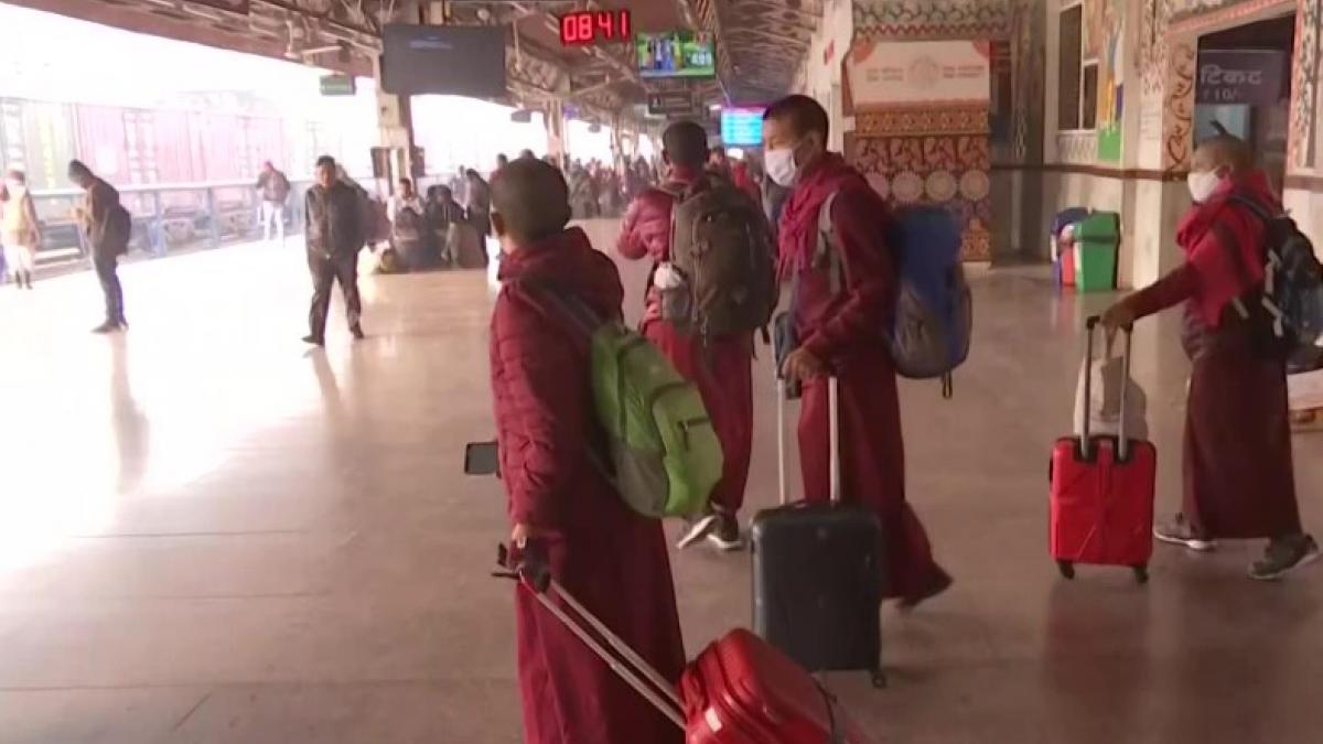 Trains late due to fog (Photo-ANI)