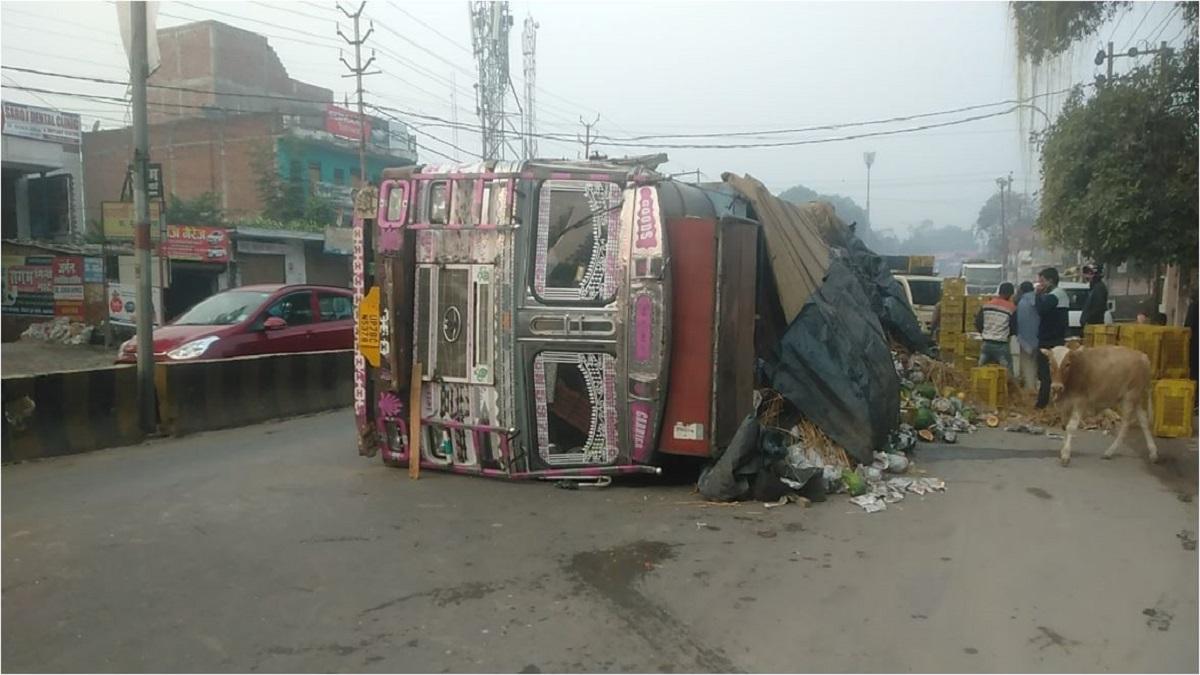 प्रयागराज: ड्राइवर को आ गई नींद, डिवाइडर से टकराकर बीच सड़क पर पलटा पपीतों  से भरा ट्रक - Prayagraj Truck overturned after colliding with the divider  lclt - AajTak