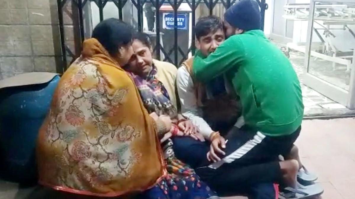 विवाहित बेटी की मौत पर बिलखते परिजन. 