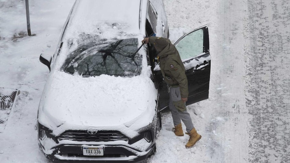 अमेरिका में बर्फीले तूफान का कहर (फोटो- AP)