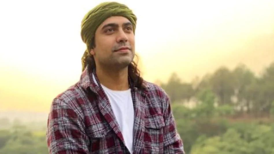सीढ़ियों से गिरे सिंगर जुबिन नौटियाल, कोहनी, पसली और सिर में भी आई चोट - Singer Jubin Nautiyal injured in accident rushed to hospital in mumbai Tmov - AajTak