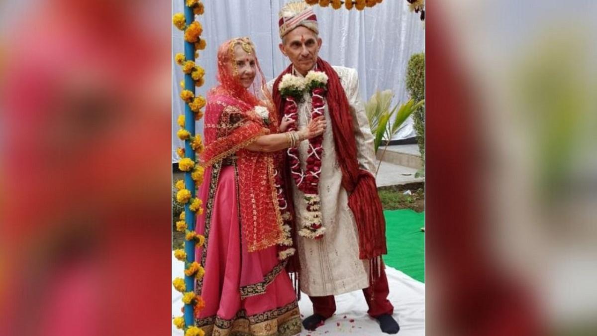 शादी के बाद बेहद खुश नजर आए दूल्हा दुल्हन.