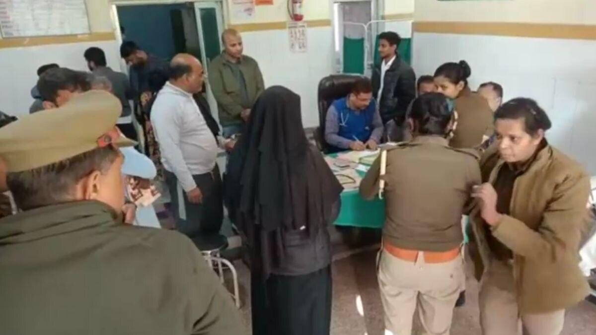 पुलिस की गिरफ्त में महिला.