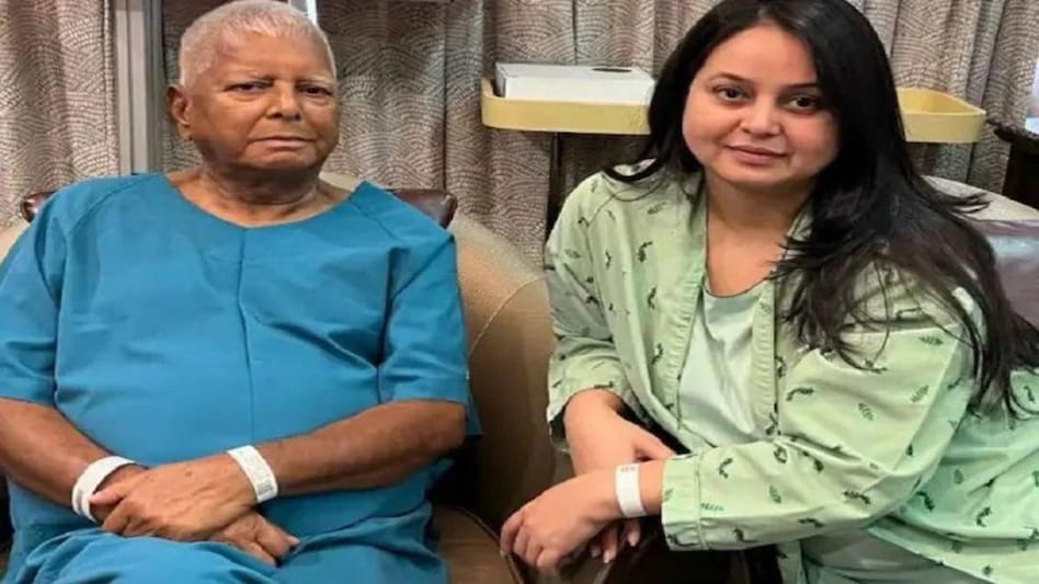 लालू प्रसाद की बेटी रोहिणी आचार्य ने धीरेंद्र शास्त्री से लगाई अर्जी, कर दी ये मांग- Lalu Prasad's daughter Rohini Acharya applied to Dhirendra Shastri, made this demand