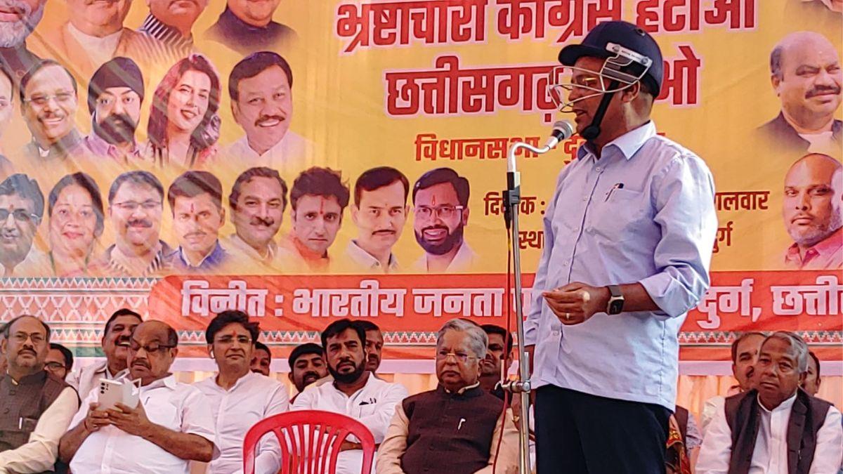 मंच पर हेलमेट लगाकर भाषण देने पहुंचे BJP विधायक, देखें Video