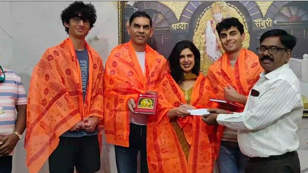 अमेरिकी NRI डॉक्टर ने शिरडी साईं मंदिर को दिया 42 लाख रुपए का दान, ट्रस्ट प्रबंधन को सौंपा चेक