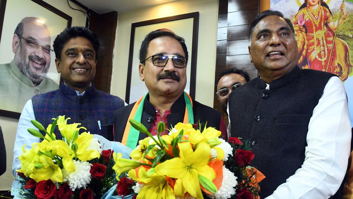 बीच में वीरेंद्र सचदेवा, दिल्ली के कार्यकारी प्रदेश अध्यक्ष बने