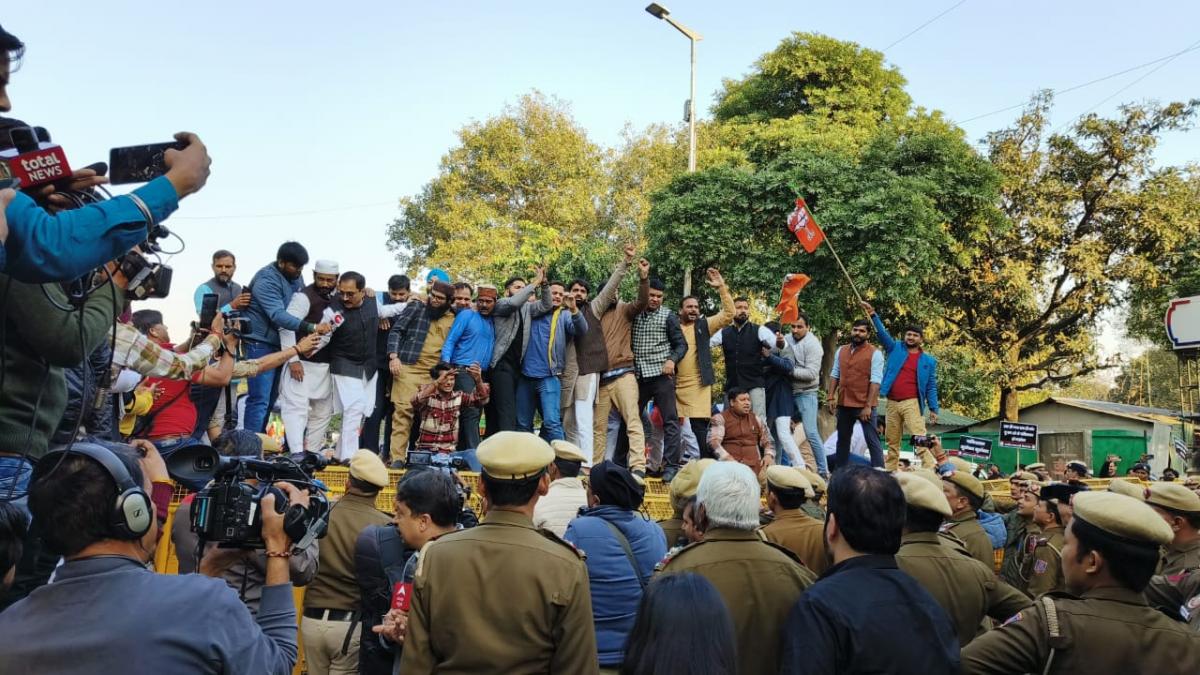 PM मोदी पर विवादित टिप्पणी: PAK उच्चायोग के बाहर BJP का प्रदर्शन, तोड़ी बैरिकेडिंग, कई हिरासत में