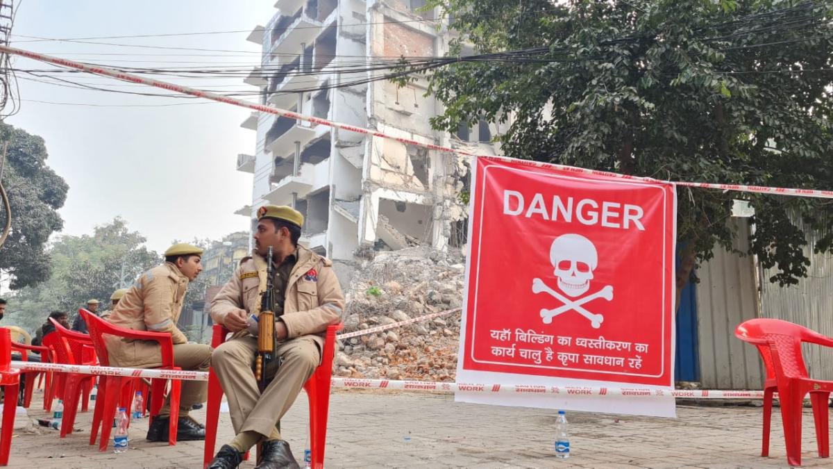 जहां ढही इमारत, वहां प्रशासन ने लगा दिए DANGER के बैनर