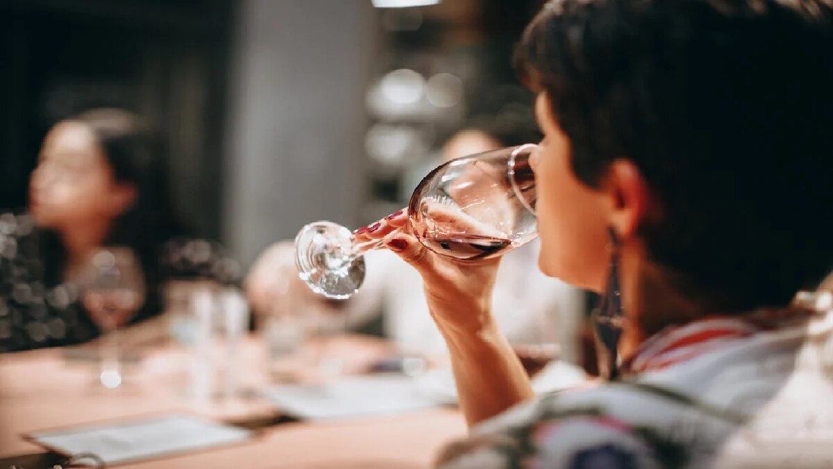 Right Way to Handle Wine Glass (Pic Credit: Pexels.com)