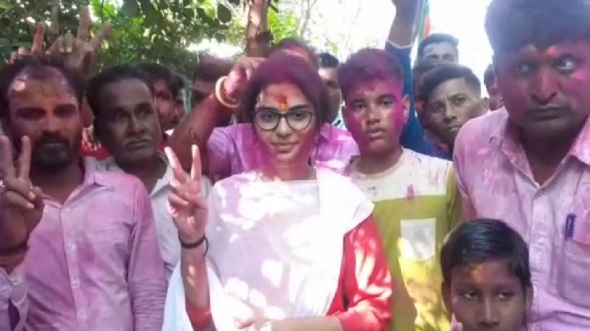 विदेश में डॉक्टर की पढ़ाई करने वाली 21 साल की लड़की आई गांव, चुनाव जीतकर बनी सरपंच