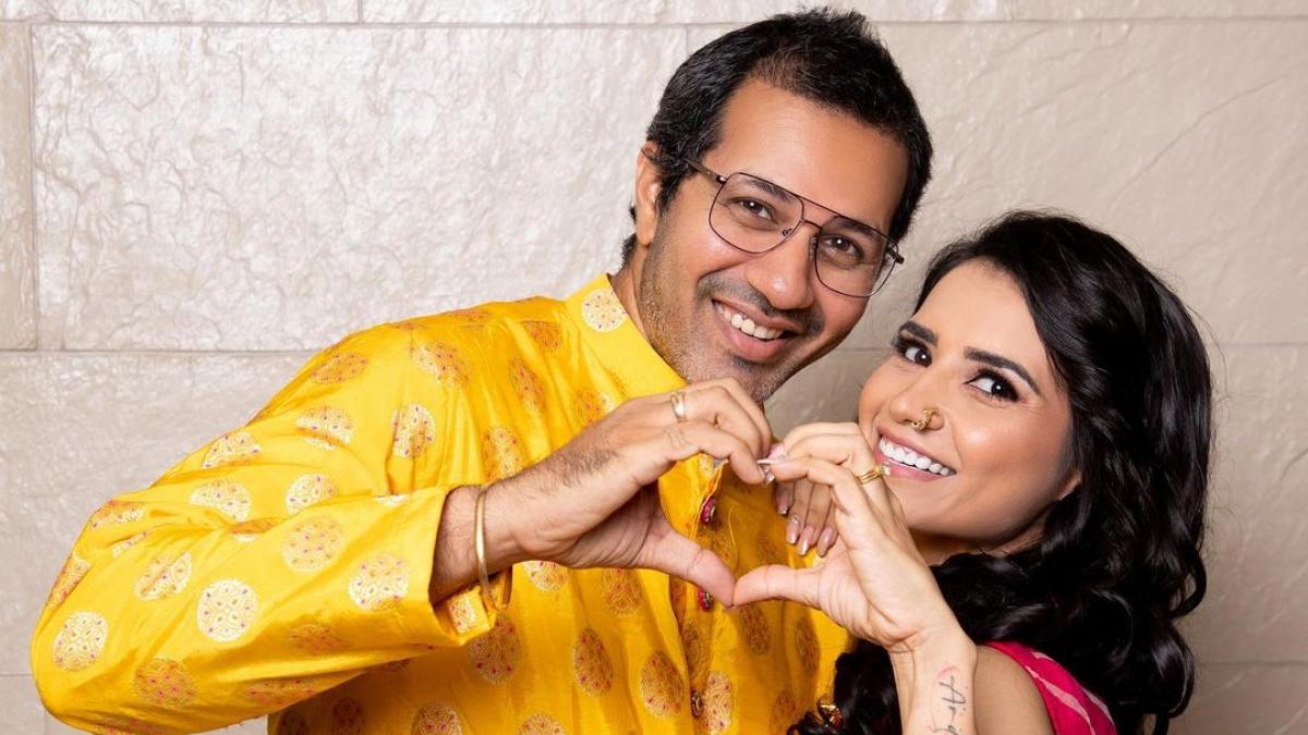 मालव राजदा, प्रिया आहूजा