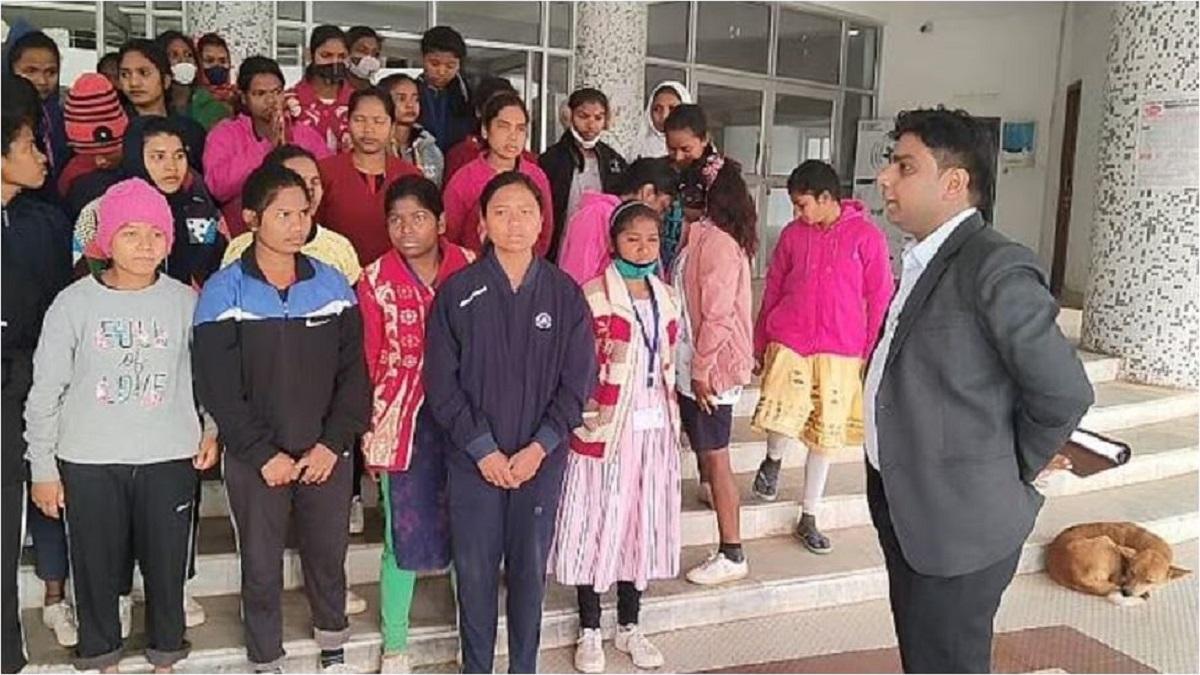 डीसी ऑफिस पहुंचीं थीं 61 छात्राएं.