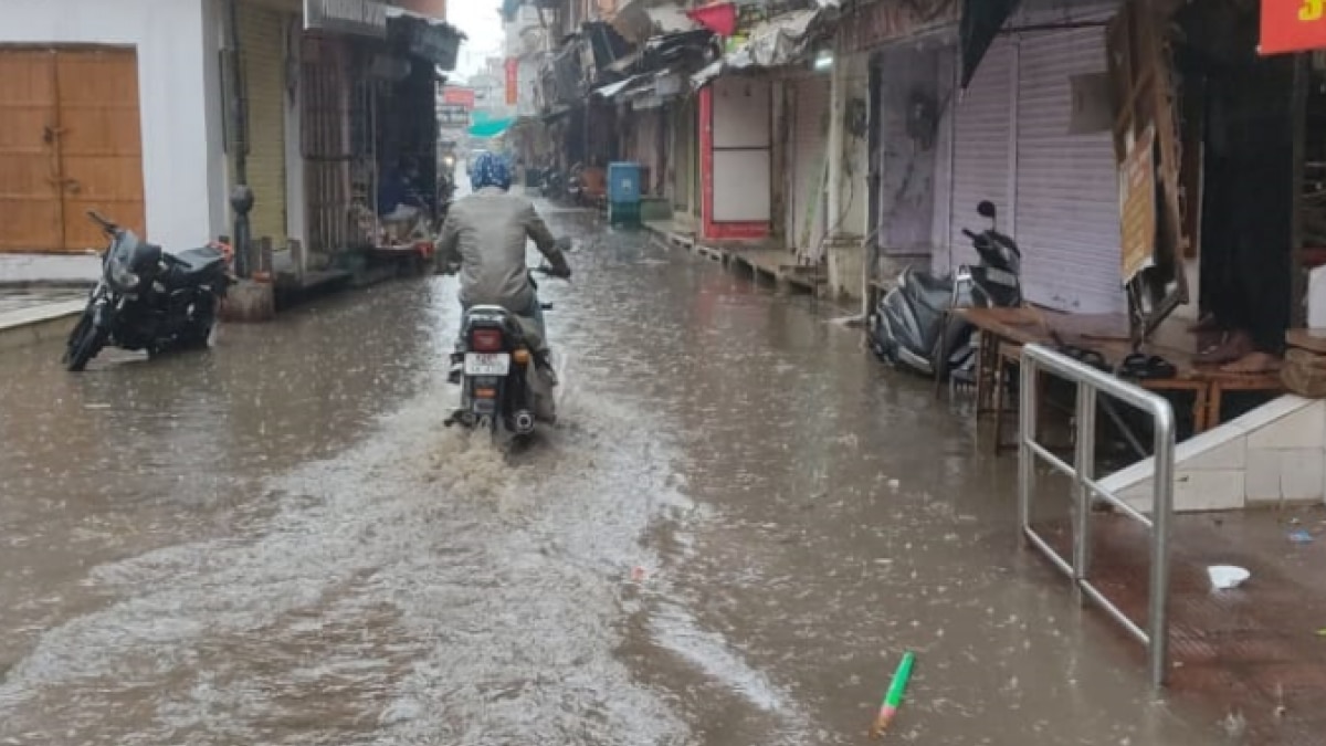राजस्थान के पुष्कर में रविवार को जोरदार बारिश हुई है.