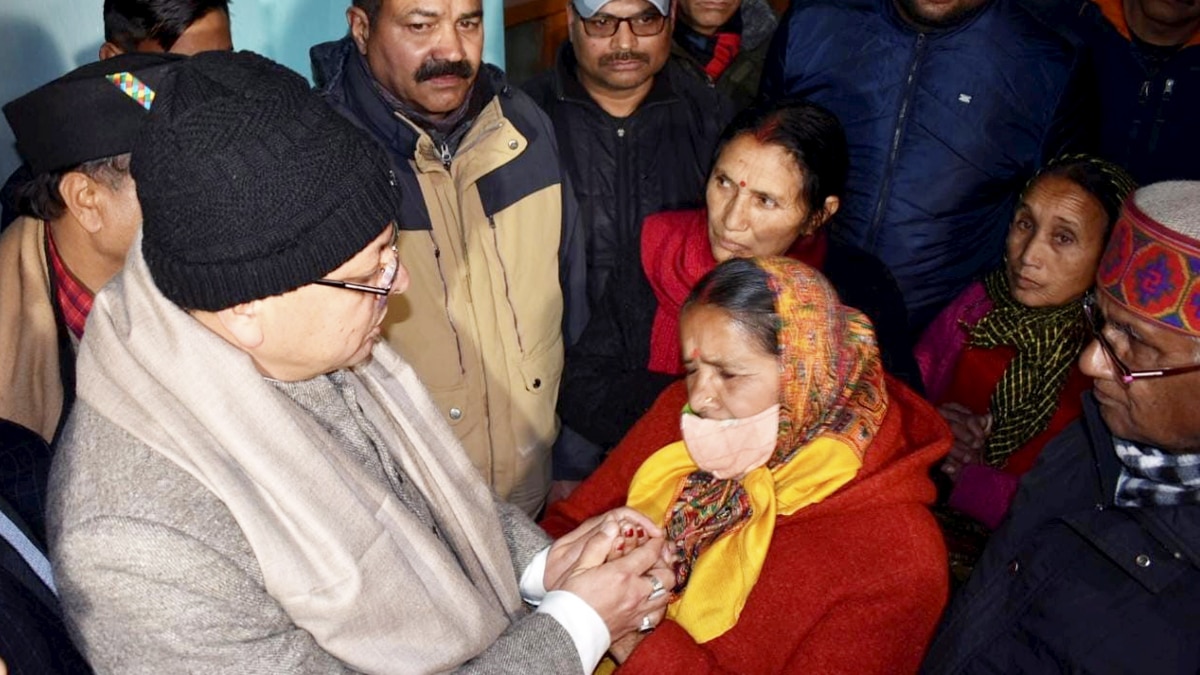 उत्तराखंड के मुख्यमंत्री पुष्कर सिंह धामी ने जोशीमठ में लोगों से मुलाकात की.