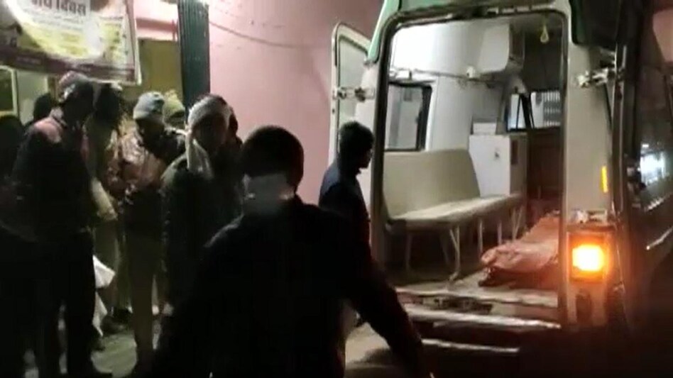 अस्पताल में मौजूद एंबुलेंस.