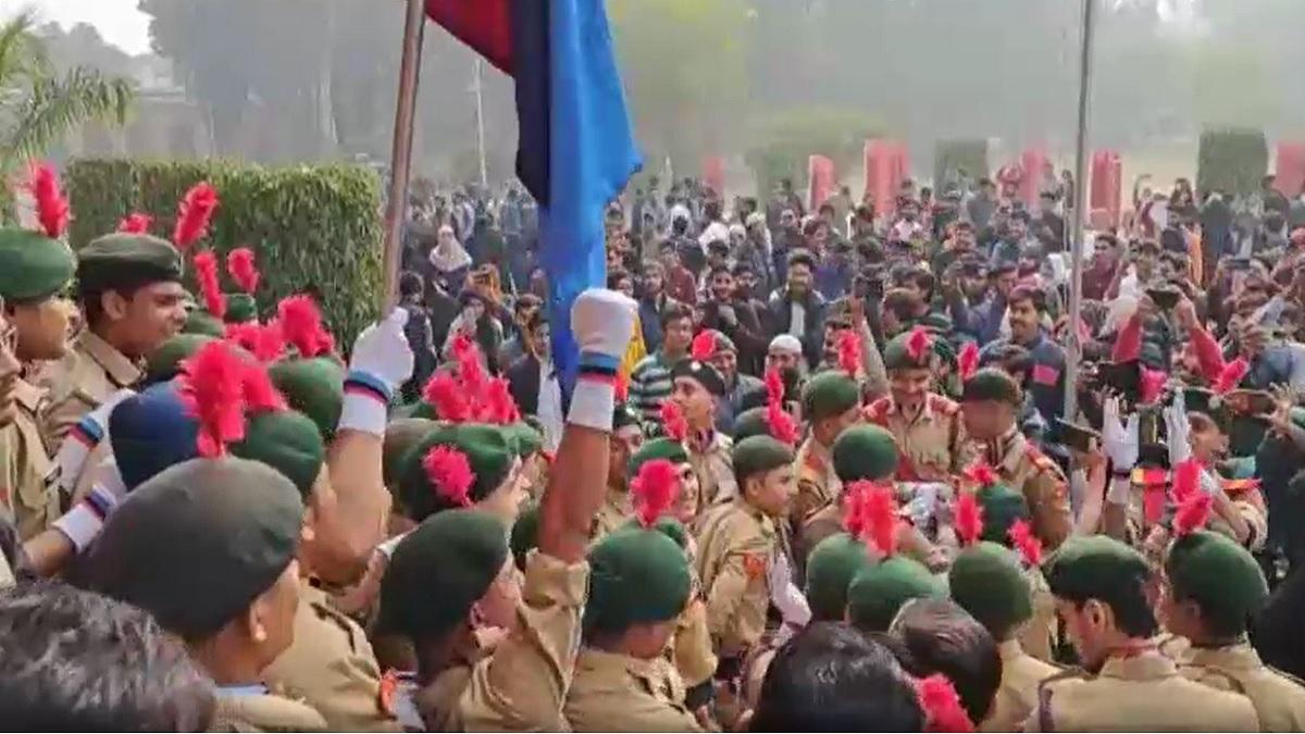 AMU Ruckus Row: धार्मिक नारेबाजी के मामले में एक छात्र निलंबित, अज्ञात लोगों पर FIR दर्ज