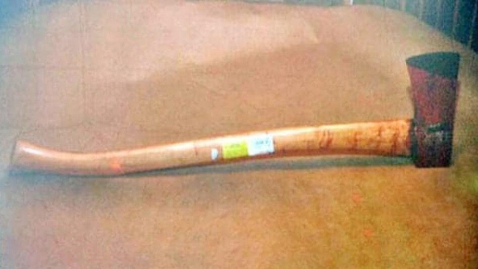 Shramveerbharat news CG mp Chhattisgarh: बहन को बेरहमी से पीट रहा था जीजा, नाबालिग साले ने कुल्हाड़ी से काटकर कर दी हत्या जशपुर एक नाबालिग ने अपने जीजा को कुल्हाड़ी से काटकर मौत के घाट उतार दिया. आरोपी ने पुलिस को बताया कि जीजा उसकी बहन को बेरहमी से पीट रहा था. उसे कई बार रोका गया पर वो नहीं माना. इस पर उसने कुल्हाड़ी उठाई और जीजा पर ताबड़तोड़ कई वार कर डाले. जिससे उसकी मौके पर ही मौत हो गई. छत्तीसगढ़ के जशपुर में एक 15 साल के नाबालिग लड़के ने अपने जीजा का बेरहमी से कत्ल कर दिया. घटना की सूचना मिलते ही पुलिस मौके पर पहुंची शव को कब्जे में लिया और पोस्टमार्टम के लिए भेज मामले की जांच शुरू की. हत्या के मामले में पुलिस ने नाबालिग आरोपी को गिरफ्तार कर लिया है और उससे पूछताछ की जा रही है. इस घटना के बाद से पूरे गांव में सन्नाटा पसरा हुआ है. यह घटना सन्ना क्षेत्र के कोदोपारा ग्राम पंचायत के बिसौड़ी खांधिटोली गांव की है. जानकारी के मुताबकि मृतक दिनेश राम (33) अपने ससुराल में घर जमाई बनकर रहे रहा था. इसकी वजह से घर पर अक्सर विवाद होता रहता था. आरोपी ने पुलिस को बताया कि जीजा उसकी बहन को बेरहमी से पीट रहा था. इस पर उसे रोका और बीच बचाव भी किया पर वह नहीं माना. फिर उसने कुल्हाड़ी से वार कर उसकी हत्या कर दी. पुलिस ने बताया कि आरोपी की बहन शादी के बाद से अपने पति के साथ मायके में ही रह रही थी. नए साल के दिन सभी जश्न मना रहे थे. शाम के समय दिनेश घर आया और अपनी पत्नी को ढूंढने लगा. जब उसे पता चला कि उसकी पड़ोस में किसी के घर गई है. इस पर वह आग बबूला हो गया और वहीं पहुंचकर सबके सामने मारपीट करने लगा. इस पर विवाद इतना बढ़ गया कि नाबालिग ने उस पर कुल्हाड़ी से ताबड़तोड़ कई वार किए. जिससे उसकी मौके पर ही मौत हो गई. Delhi : दिल्ली पुलिस के एएसआई पर डकैती के आरोपी ने किया चाकू से हमला, अस्पताल में भर्ती इस मामले पर एएसपी उमेश कश्यप ने बताया कि सन्ना थाने के कोदोपारा पंचायत में हत्या की वारदात हुई है. जहां एक नाबालिग ने अपने जीजा का कत्ल कर दिया. शव को पोस्टमार्टम के लिए भेज दिया है. आरोपी पुलिस की गिरफ्त में है उससे पूछताछ की जा रही है. प्रतीकात्मक फोटो- (Photo Credit: imgur.com) Shramveerbharat news CG mp
Chhattisgarh: बहन को बेरहमी से पीट रहा था जीजा, नाबालिग साले ने कुल्हाड़ी से काटकर कर दी हत्या
जशपुर एक नाबालिग ने अपने जीजा को कुल्हाड़ी से काटकर मौत के घाट उतार दिया. आरोपी ने पुलिस को बताया कि जीजा उसकी बहन को बेरहमी से पीट रहा था. उसे कई बार रोका गया पर वो नहीं माना. इस पर उसने कुल्हाड़ी उठाई और जीजा पर ताबड़तोड़ कई वार कर डाले. जिससे उसकी मौके पर ही मौत हो गई.
छत्तीसगढ़ के जशपुर में एक 15 साल के नाबालिग लड़के ने अपने जीजा का बेरहमी से कत्ल कर दिया. घटना की सूचना मिलते ही पुलिस मौके पर पहुंची शव को कब्जे में लिया और पोस्टमार्टम के लिए भेज मामले की जांच शुरू की. हत्या के मामले में पुलिस ने नाबालिग आरोपी को गिरफ्तार कर लिया है और उससे पूछताछ की जा रही है. इस घटना के बाद से पूरे गांव में सन्नाटा पसरा हुआ है.
यह घटना सन्ना क्षेत्र के कोदोपारा ग्राम पंचायत के बिसौड़ी खांधिटोली गांव की है. जानकारी के मुताबकि मृतक दिनेश राम (33) अपने ससुराल में घर जमाई बनकर रहे रहा था. इसकी वजह से घर पर अक्सर विवाद होता रहता था. आरोपी ने पुलिस को बताया कि जीजा उसकी बहन को बेरहमी से पीट रहा था. इस पर उसे रोका और बीच बचाव भी किया पर वह नहीं माना. फिर उसने कुल्हाड़ी से वार कर उसकी हत्या कर दी.
पुलिस ने बताया कि आरोपी की बहन शादी के बाद से अपने पति के साथ मायके में ही रह रही थी. नए साल के दिन सभी जश्न मना रहे थे. शाम के समय दिनेश घर आया और अपनी पत्नी को ढूंढने लगा. जब उसे पता चला कि उसकी पड़ोस में किसी के घर गई है. इस पर वह आग बबूला हो गया और वहीं पहुंचकर सबके सामने मारपीट करने लगा. इस पर विवाद इतना बढ़ गया कि नाबालिग ने उस पर कुल्हाड़ी से ताबड़तोड़ कई वार किए. जिससे उसकी मौके पर ही मौत हो गई.
Delhi : दिल्ली पुलिस के एएसआई पर डकैती के आरोपी ने किया चाकू से हमला, अस्पताल में भर्ती
इस मामले पर एएसपी उमेश कश्यप ने बताया कि सन्ना थाने के कोदोपारा पंचायत में हत्या की वारदात हुई है. जहां एक नाबालिग ने अपने जीजा का कत्ल कर दिया. शव को पोस्टमार्टम के लिए भेज दिया है. आरोपी पुलिस की गिरफ्त में है उससे पूछताछ की जा रही है.