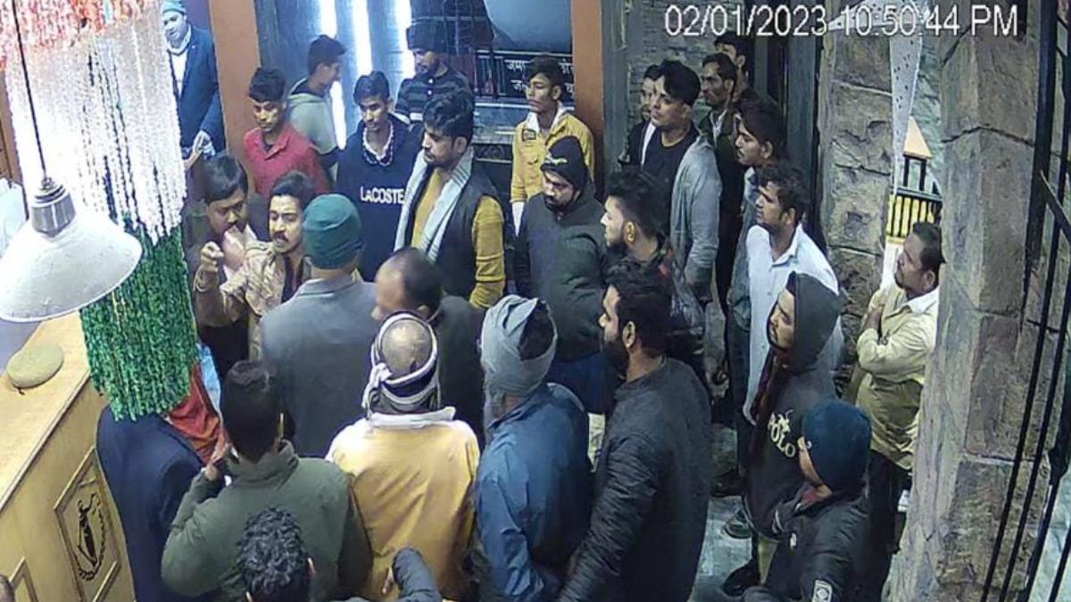 रेस्टोरेंट में हंगामा करते हुए