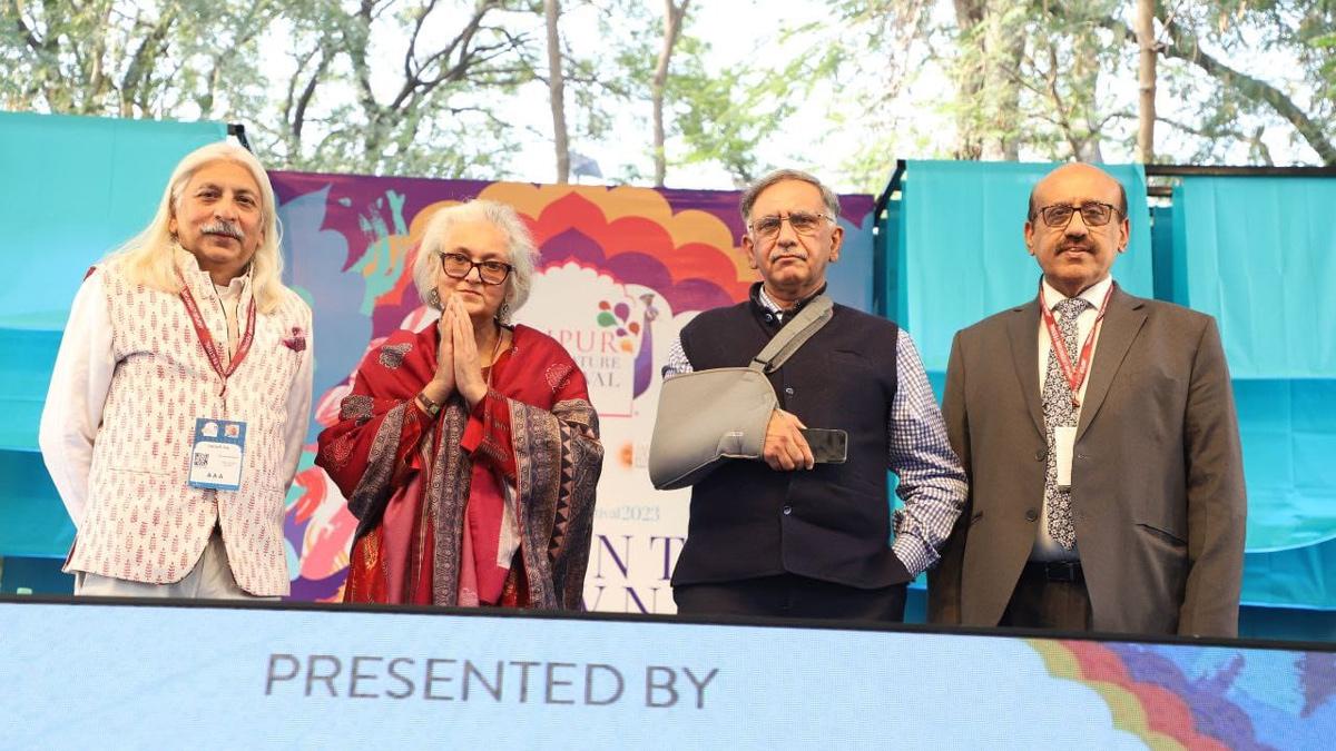 बैंक ऑफ़ बड़ौदा राष्ट्रभाषा सम्मान' की घोषणा करते अजय के. खुराना, संजीव चड्ढा, नमिता गोखले और संजय के रॉय 