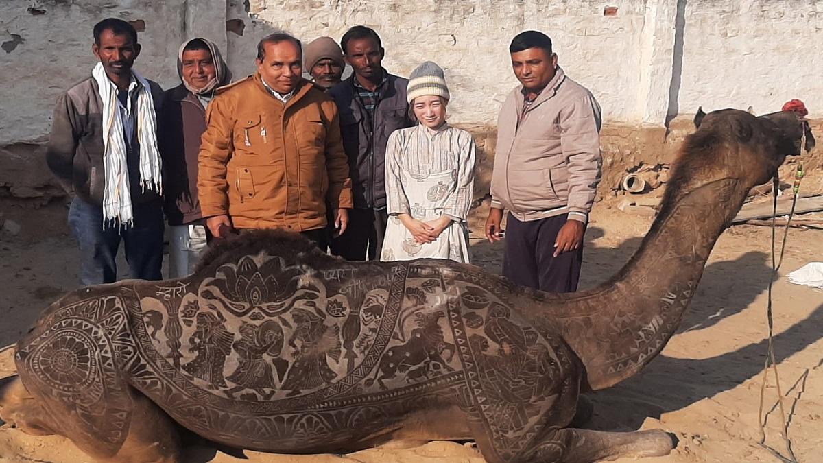 ऊंट की खाल पर फर कटिंग के जरिए कलाकृति बनाती है जापानी लड़की 
