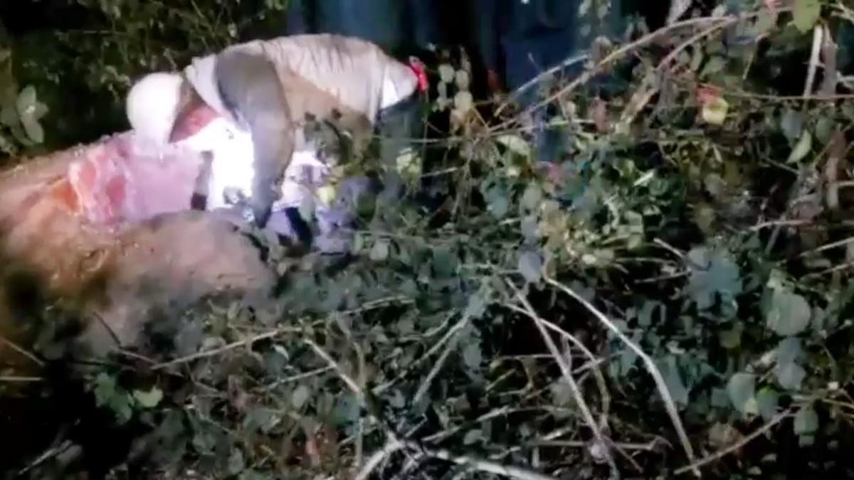 खदान से मृतकों के शव निकालते लोग.  