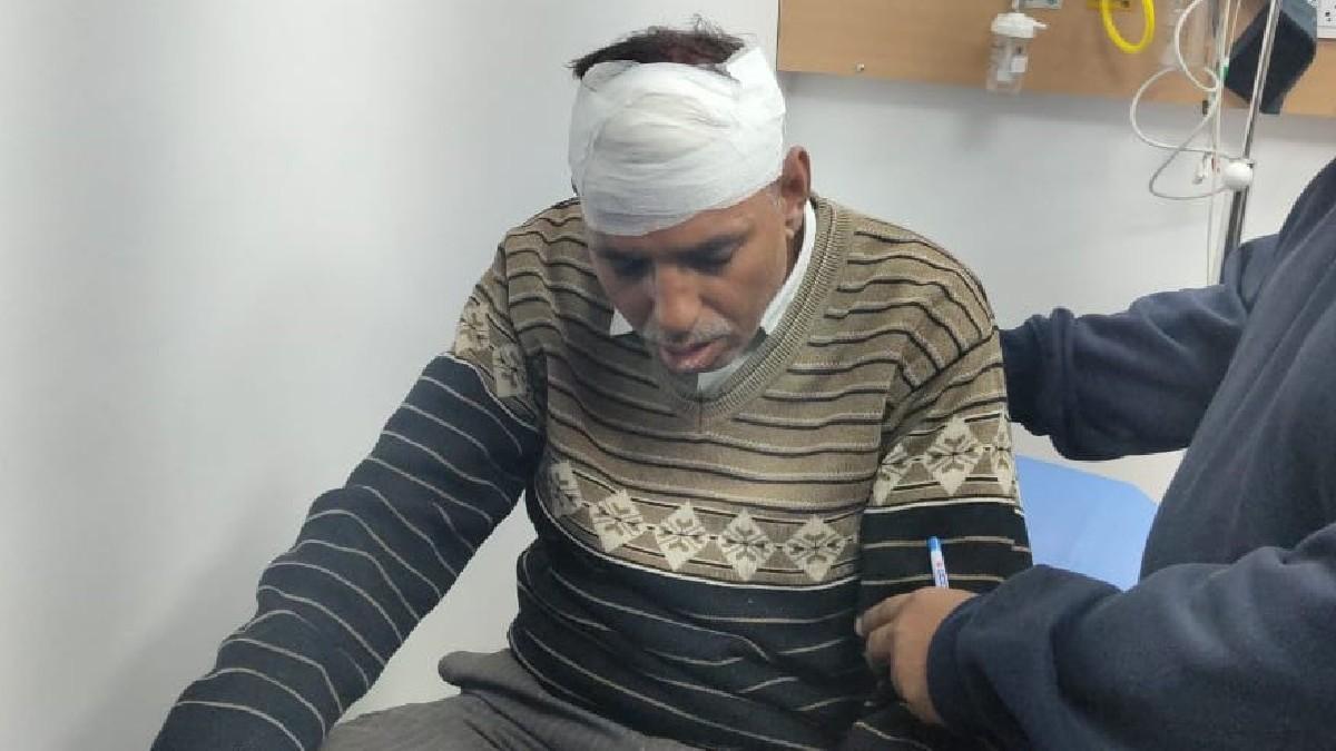 हमले में घायल सरकारी स्कूल के टीचर कुकू लखेरा. (फोटो-ट्विटर)