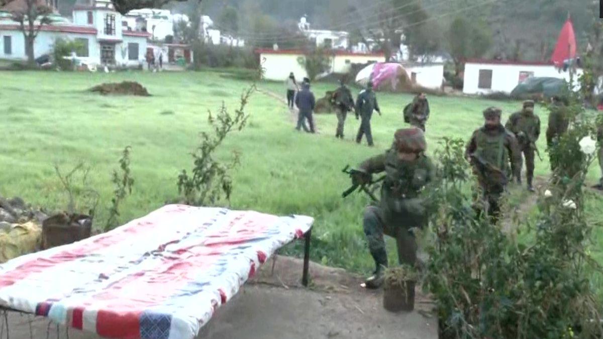 राजौरी में रविवार को आतंकियों ने हमला किया था. (फोटो- सर्च ऑपरेशन चलाते जवान)