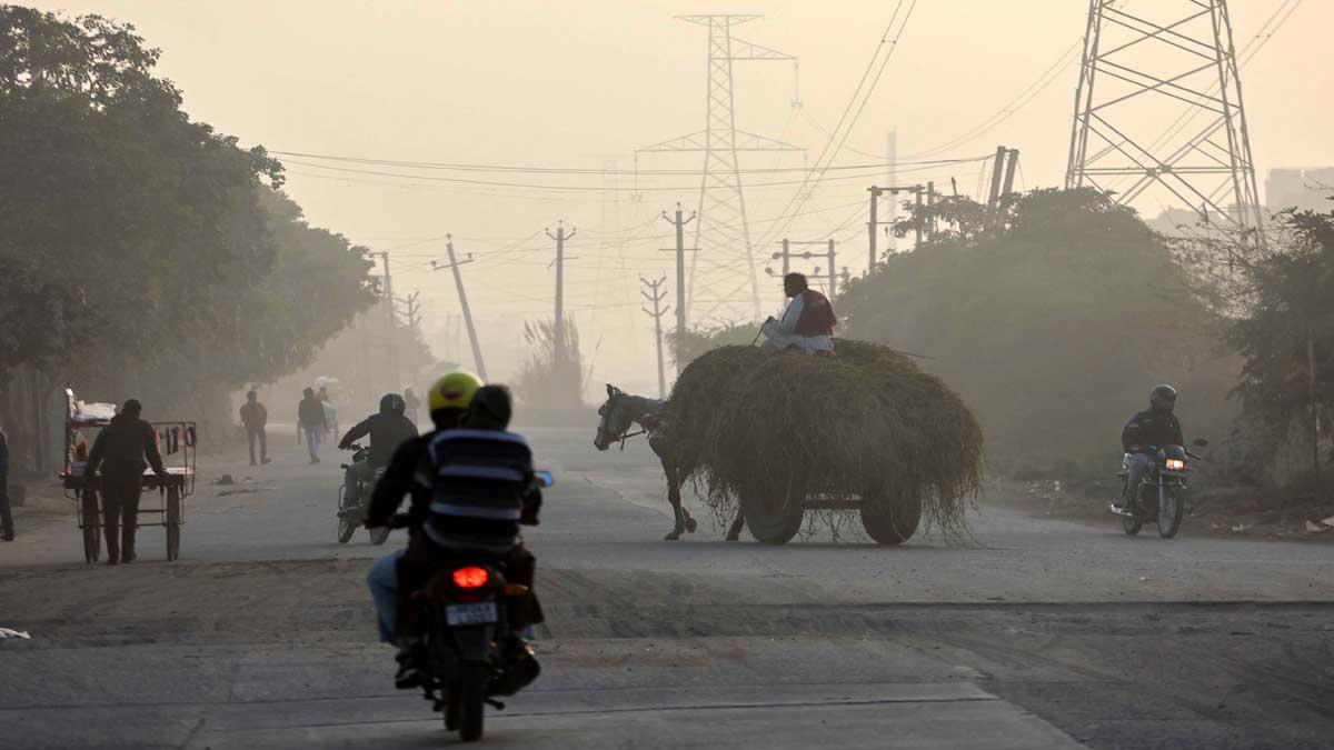 दिल्ली-NCR इलाके में स्मोग को कम करने के लिए उठाया गया है ये सख्त कदम. (फोटोः रॉयटर्स)