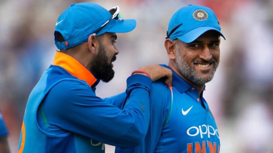 MS Dhoni ने विराट कोहली के बारे में कही दिल छू लेने वाली बात, पढ़िए क्या कहा Virat Kohli: 'एमएस धोनी से कप्तानी लेने को बेताब थे विराट कोहली', टीम इंडिया के पूर्व फील्डिंग कोच का बड़ा दावा - virat kohli wants white ball captaincy from ms dhoni r