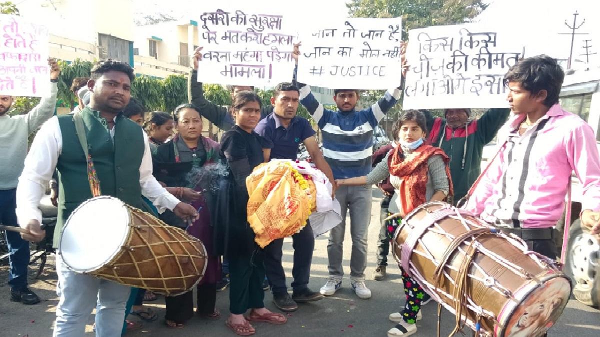 कानपुर में लोगों ने निकाली कुत्ते की शव यात्रा