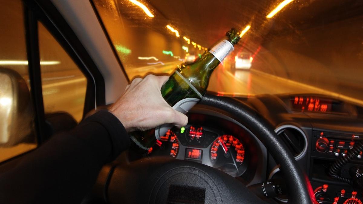 शराब पीकर गाड़ी चलाना गैरकानूनी है. (फाइल फोटो-Getty Images)