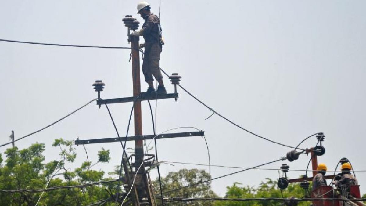 पाकिस्तान में ब्लैक मंडे: बिजली ग्रिड फेल होने से मेट्रो ठप, ऑपरेशन थियेटर बंद, दफ्तरों पर लटके ताले