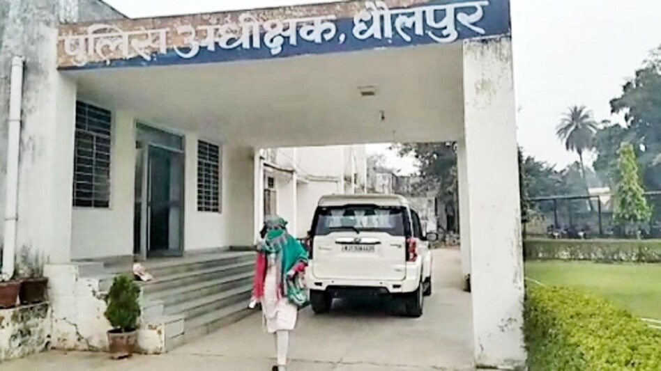 पीड़िता Shramveerbharat news india Dholpur: जीजा ने नाबालिग साली से किया गैंगरेप, फिर रेड लाइट एरिया में बेचा धोलपुर की रहने वाली एक 16 साल की नाबालिग लड़की ने अपने जीजा और उसके साथियों पर गैंगरेप का आरोप लगया है. साथ ही पीड़िता ने कहा कि जीजा ने उसे कोलकात में एक रेड लाइट एरिया पर बेच दिया था. वह पुलिस से लेकर महिला आयोग तक इसकी शिकायत दर्ज करा चुकी है, बावजूद इसके सभी आरोपी आजाद घूम रहे हैं. राजस्थान के धौलपुर जिले में एक नाबालिग गैंगरेप पीड़िता इंसाफ के लिए दर-दर भटक रही है. पीड़िता ने पुलिस से लेकर राज्य महिला आयोग से भी शिकायत की पर अब तक उसे न्याय नहीं मिल पाया है. पीड़िता का कहना है कि आरोपी उस पर राजीनाम करने का दबाव बना रहे हैं. 16 साल की पीड़िता का आरोप है कि उसके जीजा ने हैवानियत की सारी हदें पार की और नशीला पादर्थ खिलाकर उसके साथ कई बार रेप और गैंगरेप की वारदात को अंजाम दिया. आरोपी जीजा ने अपने बेटे, छोटे भाई और अन्य युवकों के साथ गैंगरेप किया. इतना ही नहीं उससे जबरन देह व्यापार भी करवाया. पीड़िता का कहना है कि आरोपी जीजा ने उसे कोलकाता के रेड लाइट एरिया में भी बेच दिया था. नाबालिग ने अपनी शिकायत में पुलिस को बताया कि वर्ष 2020 में उसके पिता किसी मामले जेल हो गई. इसके बाद नाबालिग के भरण पोषण की जिम्मेदारी लेते हुए उसका जीजा और बड़ी बहन अपने घर ले आए. नाबालिग के घर पर पहुंचने के बाद उसके जीजा रेप किया. फिर उसका छोटे भाई, बेटे के अलावा कई लोगों ने उसे अपनी हवस का शिकार बनाया. विरोध करने उसके साथ मारपीट भी गई. इस दौरान उसे कोलकात के एक रेड लाइट एरिया में बेच दिया. इसके अलावा पीड़िता ने बताया इस दौरान उसे सूचना मिली की उसके पिता जेल से छूटकर बाहर आ गए हैं. वह तुंरत ही कोलकात ने धौलपुर पहुंची और अपने पिता को आपबीती बताई. यह सुनकर उनके होश उड़ गए. इसके बाद 22 दिसंबर को पिता अपनी नाबालिग बेटी को महिला पुलिस थाने पहुंचे जहां आरोपियों के खिलाफ गैंगरेप का मुकदमा दर्ज कराया. पीड़िता का आरोप है कि उसका जीजा पैसे वाले रसूखदार हैं. जिसके चलते पुलिस के अधिकारी उन्हें बचाने में जुटे हैं. वहीं इस मामले पर पुलिस उप अधीक्षक सुरेश सांखला ने बताया कि एक नाबालिग ने थाने में गैंगरेप का मामला दर्ज कराया है. पीड़िता ने अपनी शिकायत में पुलिस को बताया कि गैंगरेप के बाद कुछ लोगों ने गलत कामों करने के लिए मजबूर किया. पॉक्सो एक्ट और आईपीसी की धारा 376 डी में मामला दर्ज कर लिया है. जांच के हिसाब से ही आगे की कार्रवाई की जाएगी. पीड़िता Shramveerbharat news india
Dholpur: जीजा ने नाबालिग साली से किया गैंगरेप, फिर रेड लाइट एरिया में बेचा
धोलपुर की रहने वाली एक 16 साल की नाबालिग लड़की ने अपने जीजा और उसके साथियों पर गैंगरेप का आरोप लगया है. साथ ही पीड़िता ने कहा कि जीजा ने उसे कोलकात में एक रेड लाइट एरिया पर बेच दिया था. वह पुलिस से लेकर महिला आयोग तक इसकी शिकायत दर्ज करा चुकी है, बावजूद इसके सभी आरोपी आजाद घूम रहे हैं.
राजस्थान के धौलपुर जिले में एक नाबालिग गैंगरेप पीड़िता इंसाफ के लिए दर-दर भटक रही है. पीड़िता ने पुलिस से लेकर राज्य महिला आयोग से भी शिकायत की पर अब तक उसे न्याय नहीं मिल पाया है. पीड़िता का कहना है कि आरोपी उस पर राजीनाम करने का दबाव बना रहे हैं.
16 साल की पीड़िता का आरोप है कि उसके जीजा ने हैवानियत की सारी हदें पार की और नशीला पादर्थ खिलाकर उसके साथ कई बार रेप और गैंगरेप की वारदात को अंजाम दिया. आरोपी जीजा ने अपने बेटे, छोटे भाई और अन्य युवकों के साथ गैंगरेप किया. इतना ही नहीं उससे जबरन देह व्यापार भी करवाया. पीड़िता का कहना है कि आरोपी जीजा ने उसे कोलकाता के रेड लाइट एरिया में भी बेच दिया था.
नाबालिग ने अपनी शिकायत में पुलिस को बताया कि वर्ष 2020 में उसके पिता किसी मामले जेल हो गई. इसके बाद नाबालिग के भरण पोषण की जिम्मेदारी लेते हुए उसका जीजा और बड़ी बहन अपने घर ले आए. नाबालिग के घर पर पहुंचने के बाद उसके जीजा रेप किया. फिर उसका छोटे भाई, बेटे के अलावा कई लोगों ने उसे अपनी हवस का शिकार बनाया. विरोध करने उसके साथ मारपीट भी गई. इस दौरान उसे कोलकात के एक रेड लाइट एरिया में बेच दिया.
इसके अलावा पीड़िता ने बताया इस दौरान उसे सूचना मिली की उसके पिता जेल से छूटकर बाहर आ गए हैं. वह तुंरत ही कोलकात ने धौलपुर पहुंची और अपने पिता को आपबीती बताई. यह सुनकर उनके होश उड़ गए. इसके बाद 22 दिसंबर को पिता अपनी नाबालिग बेटी को महिला पुलिस थाने पहुंचे जहां आरोपियों के खिलाफ गैंगरेप का मुकदमा दर्ज कराया. पीड़िता का आरोप है कि उसका जीजा पैसे वाले रसूखदार हैं. जिसके चलते पुलिस के अधिकारी उन्हें बचाने में जुटे हैं.
वहीं इस मामले पर पुलिस उप अधीक्षक सुरेश सांखला ने बताया कि एक नाबालिग ने थाने में गैंगरेप का मामला दर्ज कराया है. पीड़िता ने अपनी शिकायत में पुलिस को बताया कि गैंगरेप के बाद कुछ लोगों ने गलत कामों करने के लिए मजबूर किया. पॉक्सो एक्ट और आईपीसी की धारा 376 डी में मामला दर्ज कर लिया है. जांच के हिसाब से ही आगे की कार्रवाई की जाएगी.