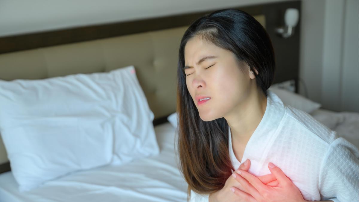 gettyimages 1212554801 Heart Attack: ये लक्षण बढ़ाते हैं हार्ट अटैक का रिस्क, ऐसे पहचानें आपका दिल खतरे में है - Heart Attack risk factors these symptoms increase the risk of heart attack your heart