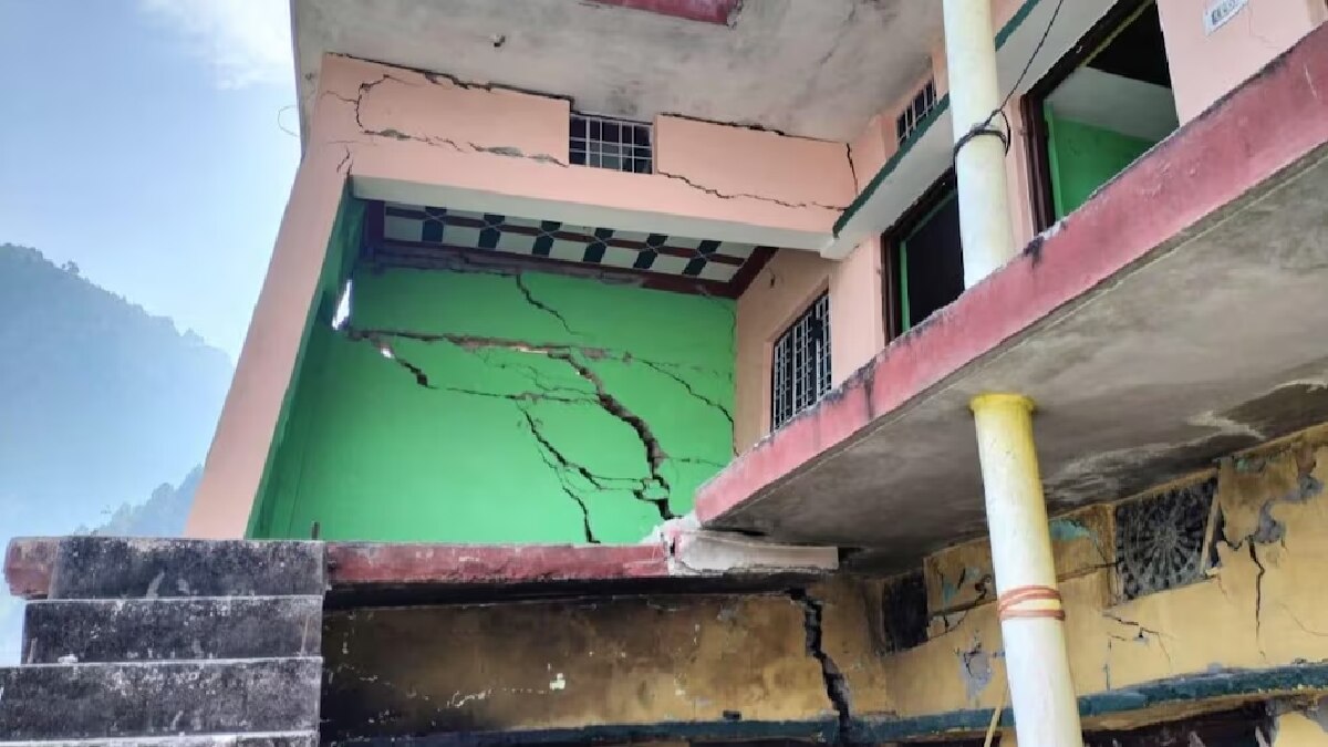 जोशीमठ में कई घरों में आई दरारें