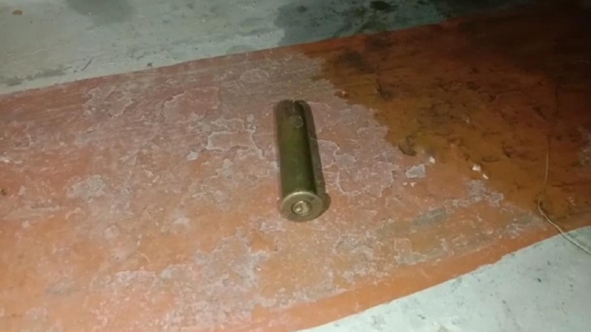 मौके पर पड़ा कारतूस का खोखा.