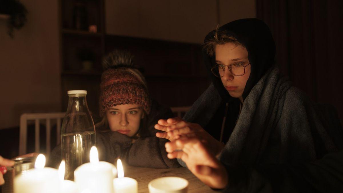 लोगों को अंधेरे में बैठने के मिल रहे पैसे (तस्वीर- Getty Images)