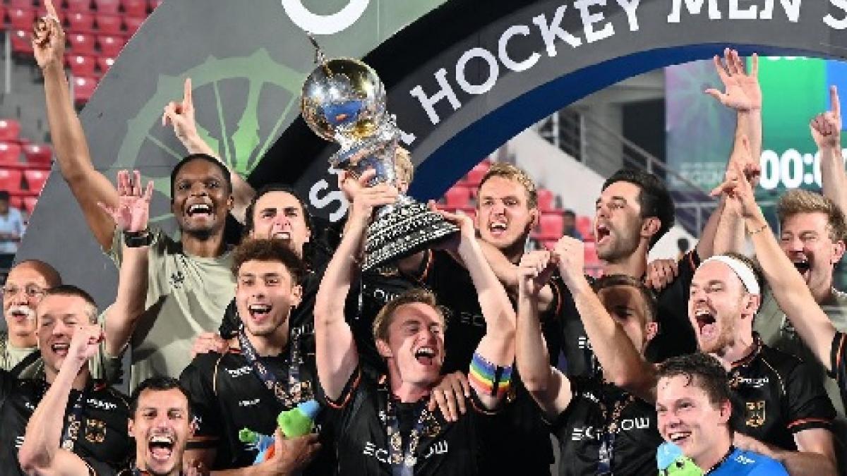 जर्मनी की टीम ट्रॉफी के साथ (@AFP)