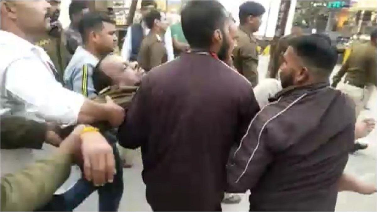 पुलिसकर्मियों ने पहुंचाया अस्पताल.