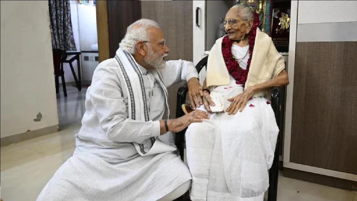 पीएम मोदी और उनकी दिवंगत मां हीरा बा (फाइल फोटो).